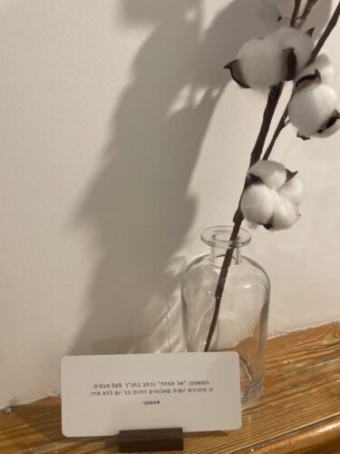 Click to view full screen סטנד מעץ לכרטיסיות photo review